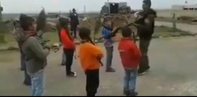 Van’da HDP önünde yapılan eyleme katılan anne: Oğlumu HDP kaçırdı, eline boyu kadar silah vermişler