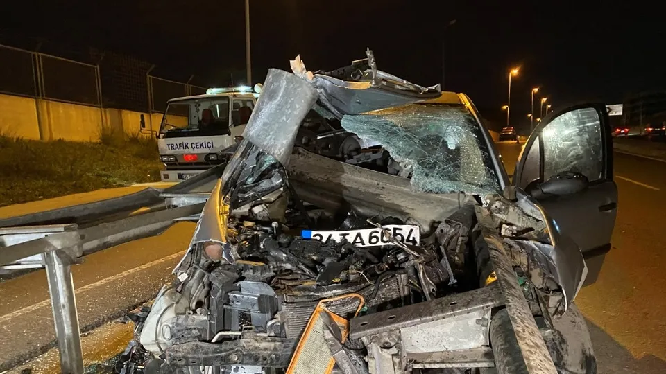 İstanbul Maltepe’de otomobil bariyere ok gibi saplandı