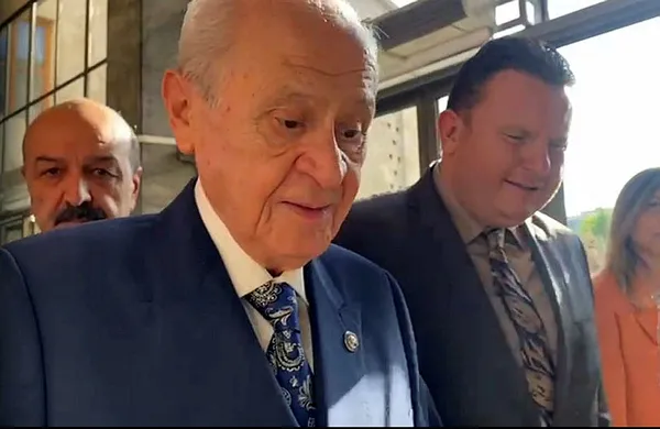 bahceliden-chpdeki-koltuk-kavgasina-esprili-yorum-chpde-sinif-arkadasim-devam-etmezse-ekreme-karsi-ozgur-derim-1690300368379.jpg Bahçeli’den CHP’deki koltuk kavgasına esprili yorum: CHP'de sınıf arkadaşım devam etmezse Ekrem'e karşı Özgür derim! - 4