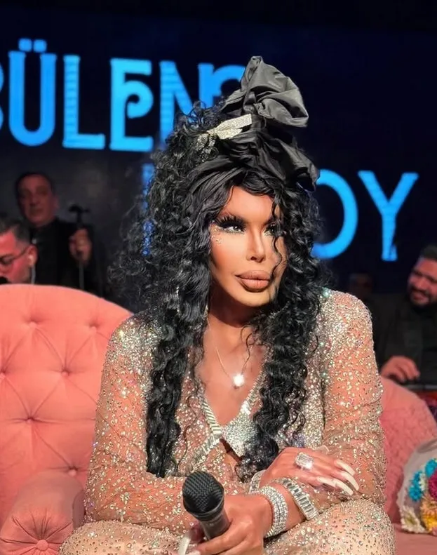 bulent-ersoy-seyirciye-kufur-etti-iddiasina-ates-puskurdu-1755065414590.jpg Kaynak: Instagram