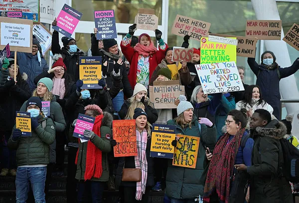 Paris ve Londra alev alev! Binlerce kişi protesto için sokaklara indi! Hedeflerinde emeklilik reformu ve maaş artışı var...