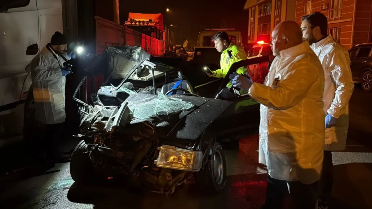 Otomobil, park halindeki TIR'a çarptı: 1'i ağır, 2 yaralı