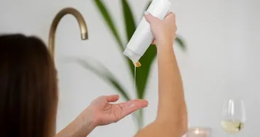 Şampuan alırken aman dikkat! Egzama, kellik ve kepeğin sebebi olabilir: İçinde bu varsa...