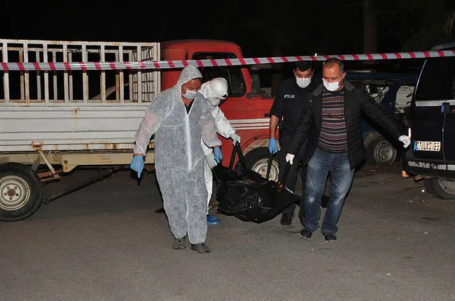 Antalya’da tamir için sanayiye getirilen kamyonette ceset bulundu - 1