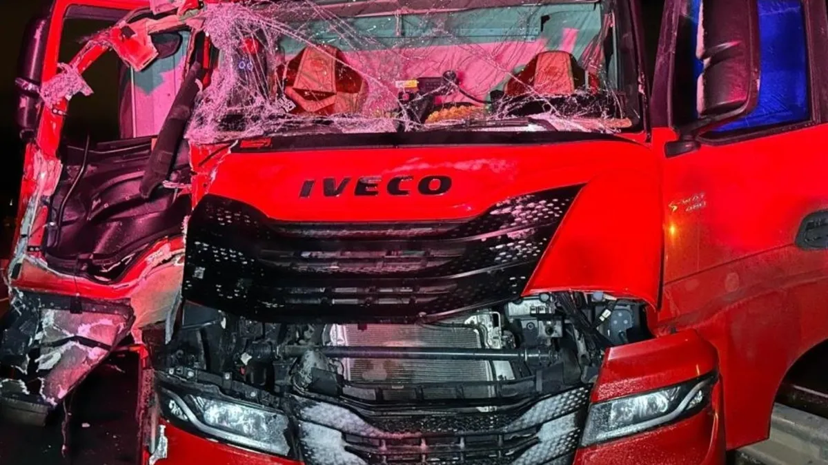 Uşak'ta korkunç kaza! İki TIR'ın çarpıştı: Faciadan dönüldü