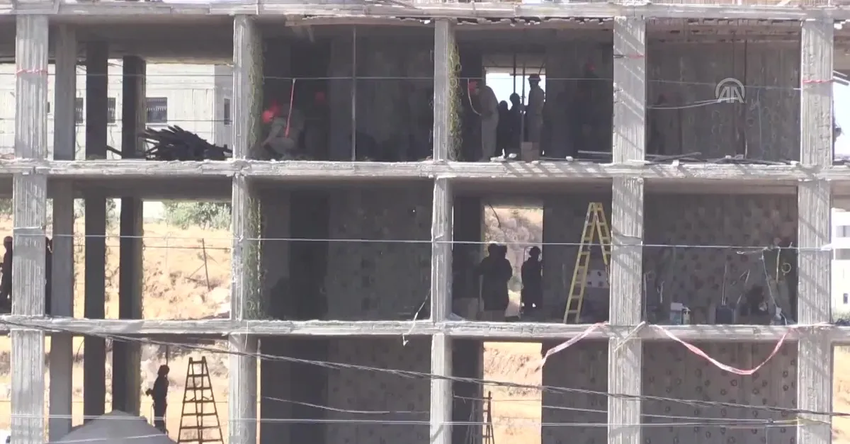 İsrail, Doğu Kudüs'te Filistinlilere ait binayı patlayıcıyla yıktı | Video