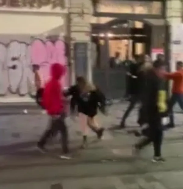 istiklal-caddesini-karistirdilar-tekmelerin-konustugu-kavga-kamerada-1635759022383.jpg İstiklal Caddesi'ni karıştırdılar! Tekmelerin konuştuğu kavga kamerada - 1