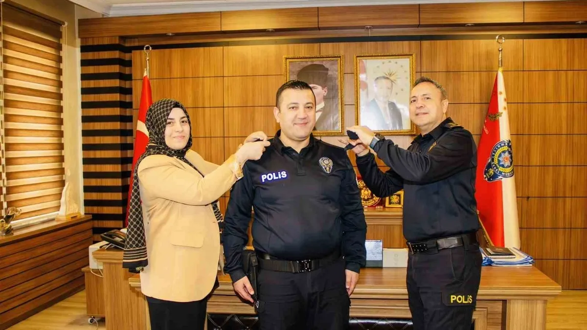 Bir üst rütbeye geçti apoletini eşi taktı