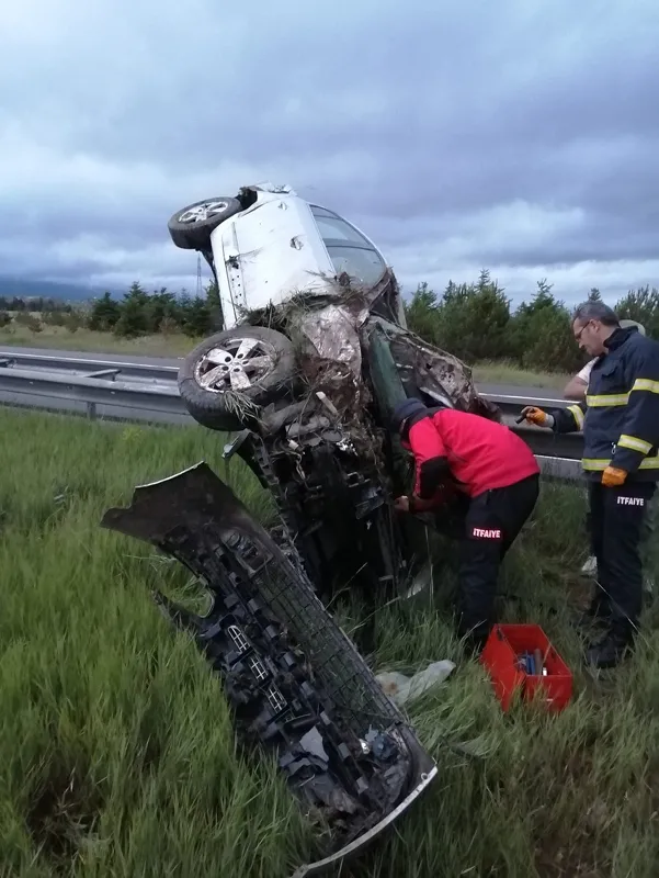 Son dakika: TEM'de takla atan lüks cip hurdaya döndü: 6 yaralı - 1