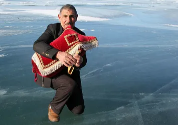 Kars’ta bulunan ve buz tutan Çıldır Gölü'nde tulum çalıp oynadılar