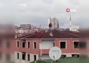 Yürekler ağza geldi! 3 küçük çocuk bina çatısında fotoğraf çekti