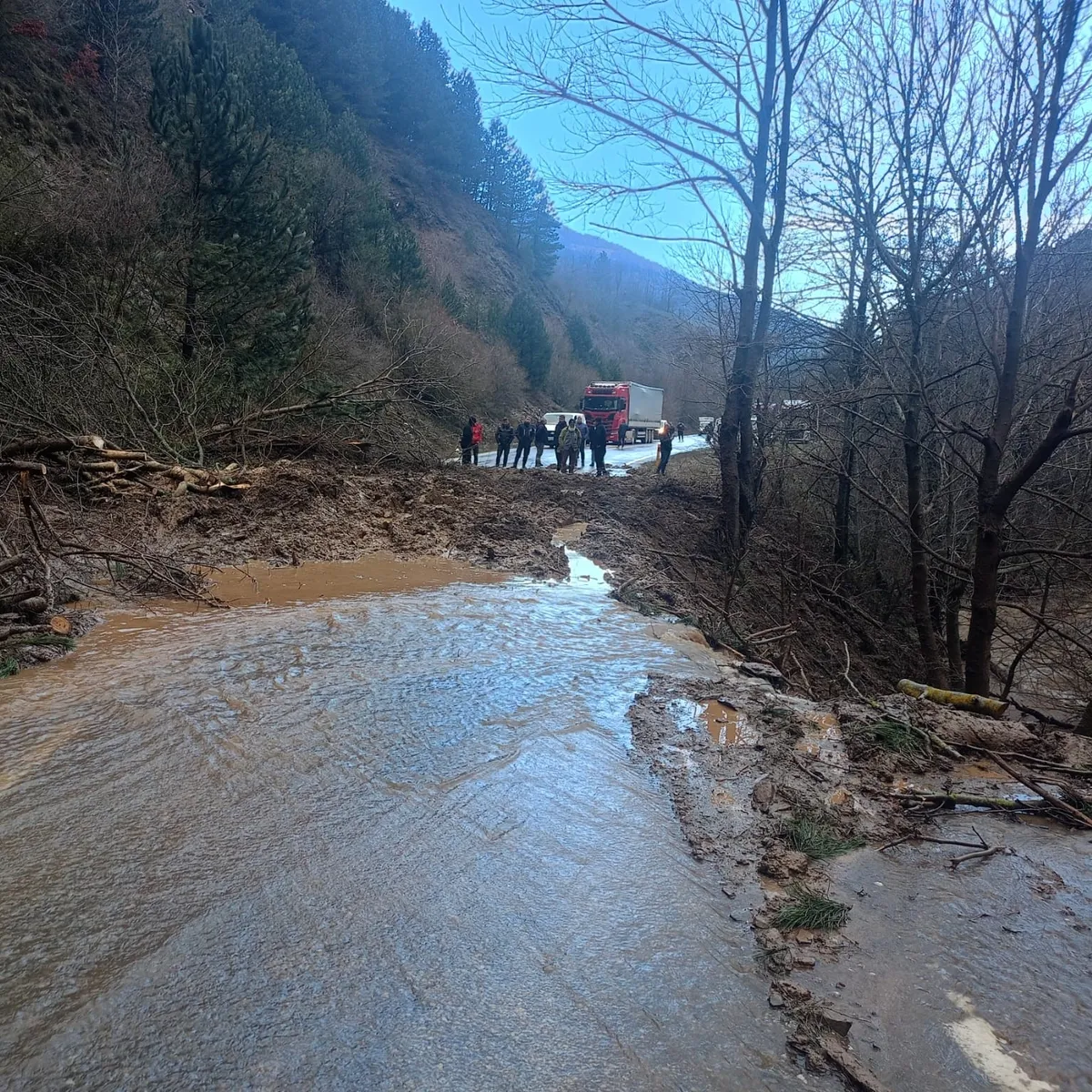 Ödemiş-Salihli yolunda heyelan