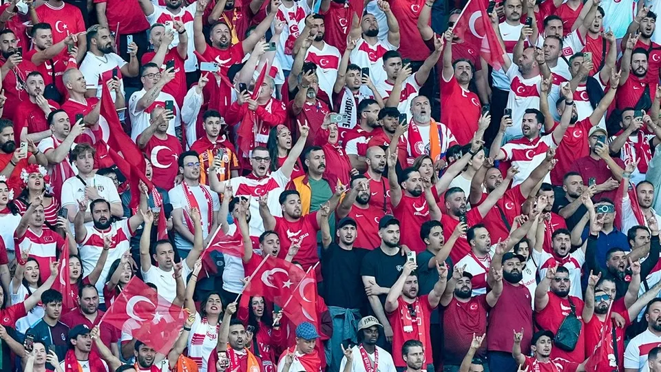 Yarı final aşkına! Taraftarlarımız İstiklal Marşı’mızı bozkurt işareti yaparak okudu | İşte o anlar...