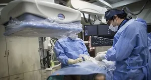 9 yaşındaki çocuk babasının böbreğiyle yaşama tutundu