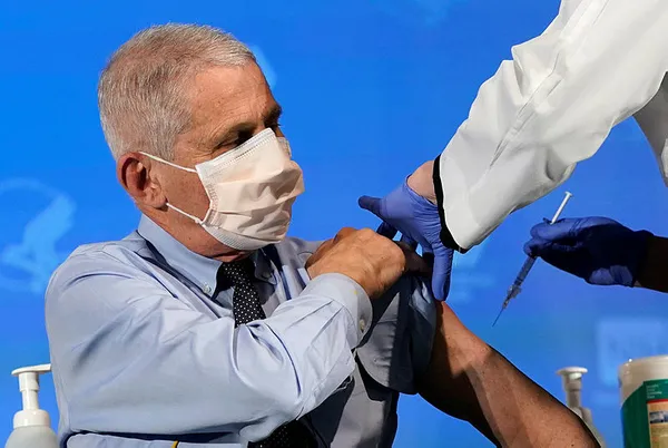 Son dakika: ABD Sağlık Bakanı ve Dr. Fauci canlı yayında Moderna'nın Kovid-19 aşısını yaptırdı - 1