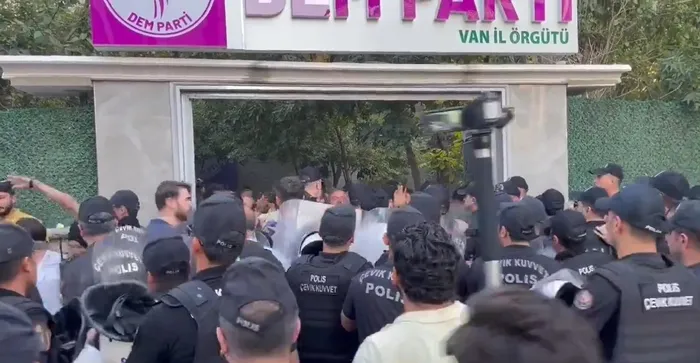 DEM Parti Van il binasında PKK lehine slogan atan kişilere müdahale
