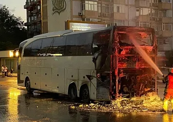 İstanbul'da facia ucuz atlatıldı! Alev alan yolcu otobüsü söndürüldü