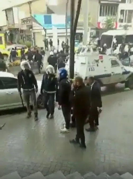 Teröristbaşı Öcalan için yürüyen HDP’lilere polis geçit vermedi: HDP vekili hastaneye kaldırıldı