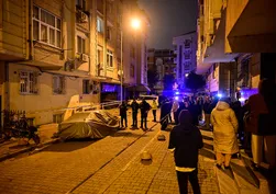 Bahçelievler'de gece yarısı korku dolu anlar! İstinat duvarı çöktü: 2 bina tahliye edildi