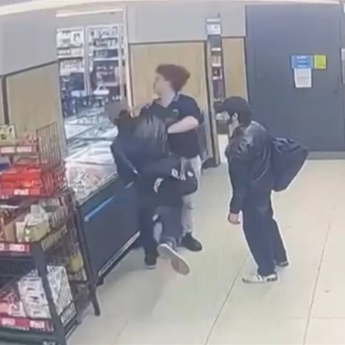 İstanbul'da market çalışanına yumruk şoku