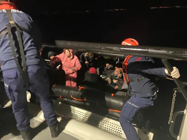 İzmir açıklarında Yunan unsurlarının ittiği 84 kaçak göçmen kurtarıldı - 1