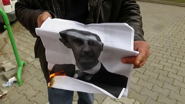 Son dakika: Diyarbakır'daki HDP binası önünde evlat nöbeti tutan aileler Esad’ın fotoğrafını ateşe verdi - 1