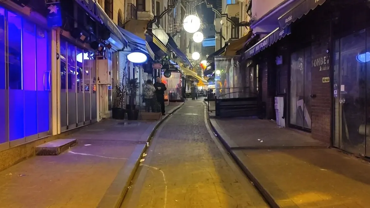 Beyoğlu'nda asansör boşluğuna düşen kişi yaralandı