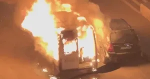 Park halindeki minibüs alev topuna döndü