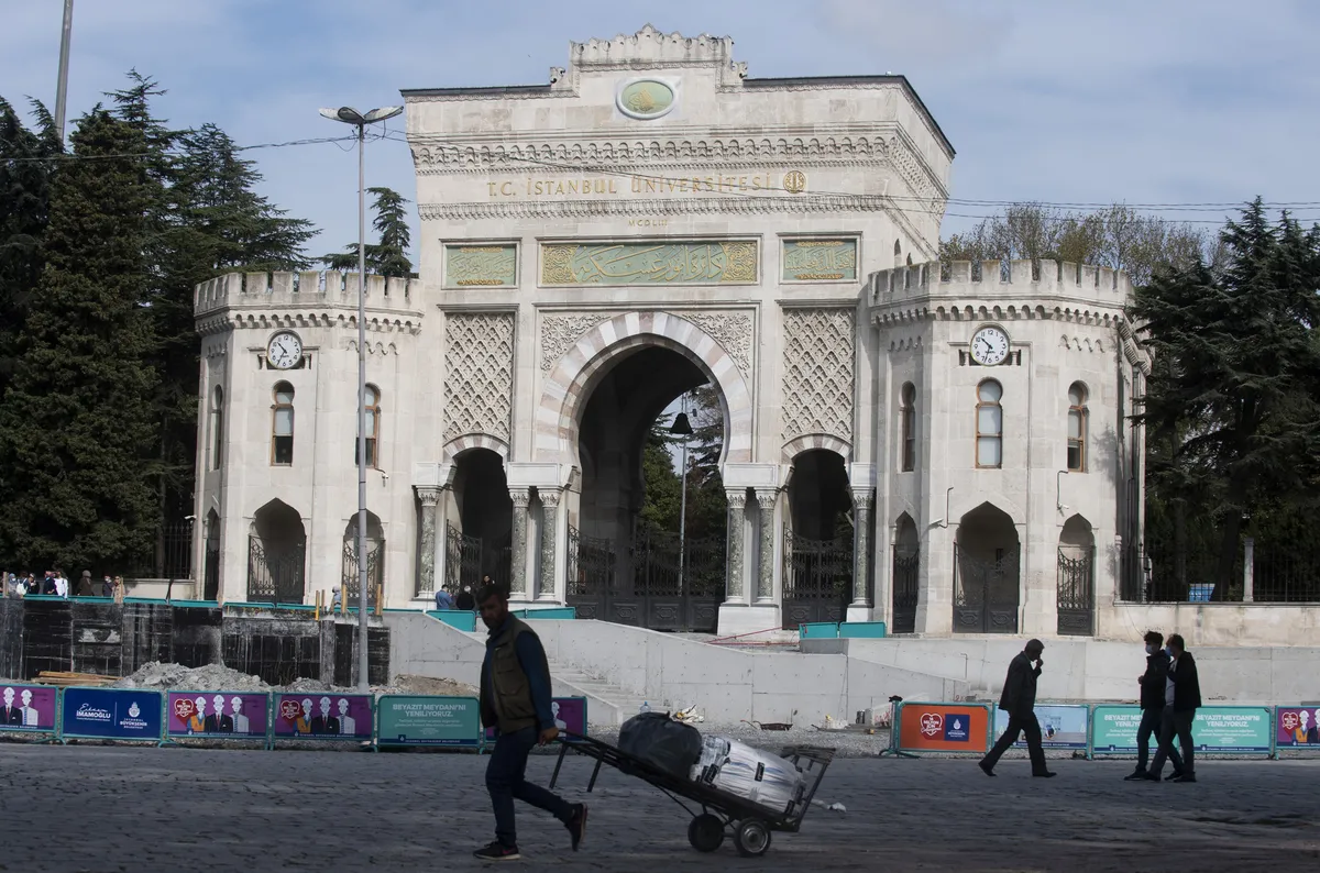 istanbul-universitesi-akademik-kadro-alimi-ilani-kimler-nasil-basvurabilir-iste-tum-surec-1779621892126.jpg İstanbul Üniversitesi’nin yayımladığı kadro ilanında çok sayıda fakülte için öğretim üyesi alımı yapılacağı belirtildi. (Fotoğraf: A Haber Foto Arşiv)