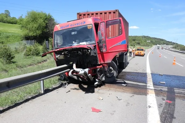 TEM'de korkunç kaza! Bariyere ok gibi saplandı - 2