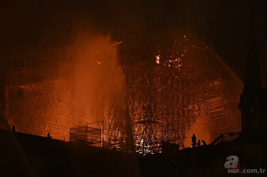 Dünya Notre Dame Katedrali'ndeki yangını konuşuyor! 15