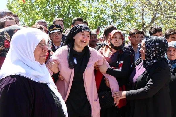 Pençe- Kilit şehidi Tunahan Erbaşı Aksaray'da son yolculuğuna uğurlandı! Gözyaşları sel oldu - 4