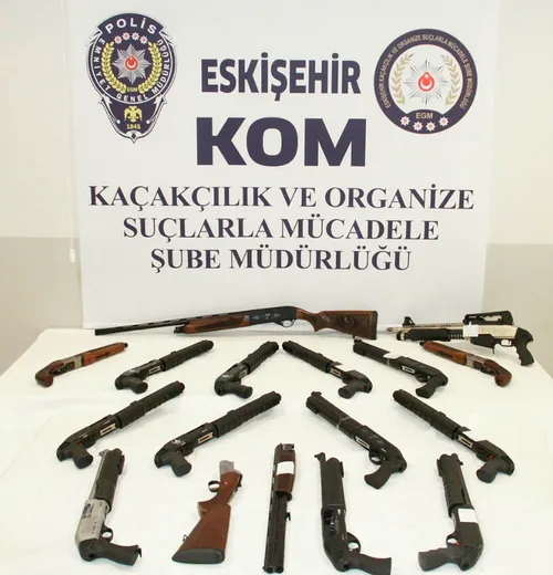 İnternetten silah satışı yapan şahsın evinden 16 tüfekle yakalandı - 1