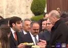 Gazetecilere börek ikram etti