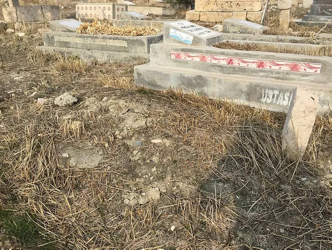 Malatya'da esnafın ağzını açık bırakan olay! Mezar başında keman çaldırdı - 3