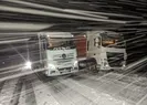 Tipi şeklinde aniden bastıran kar yolları kapattı