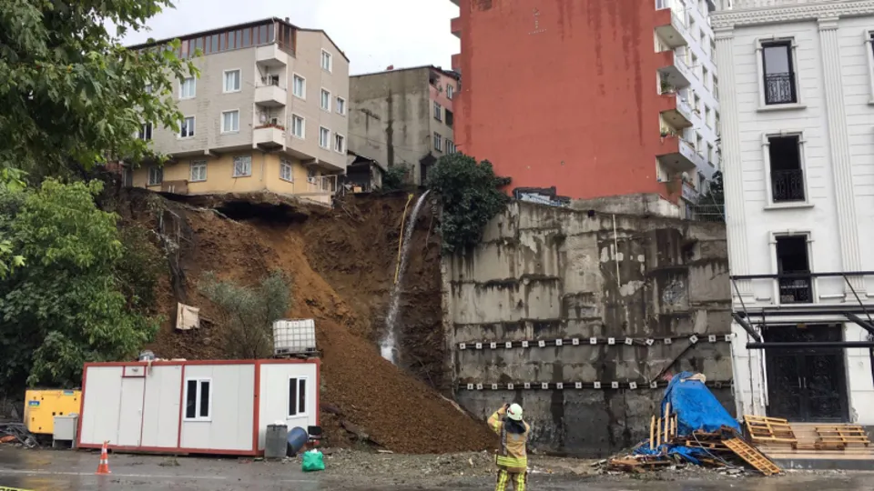 Beyoğlu'ndaki bina çöktü