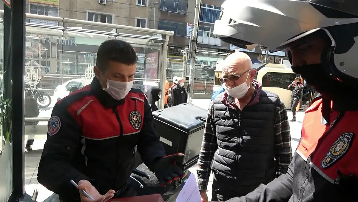 İstanbul’da coronavirüs yasaklarına uymayan minibüs şoförü ceza yememek için polisi ikna etmeye çalıştı