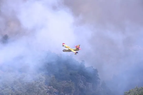 1628072905584.jpg Uçakların alevlerle savaşı! Muğla'daki yangına havadan müdahale - 3