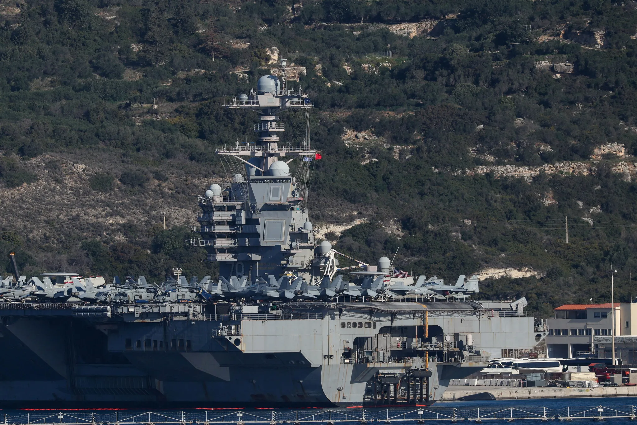 İran'a giden ABD donanmasında personel isyanda! Dünyanın en büyük uçak gemisinde tuvalet krizi