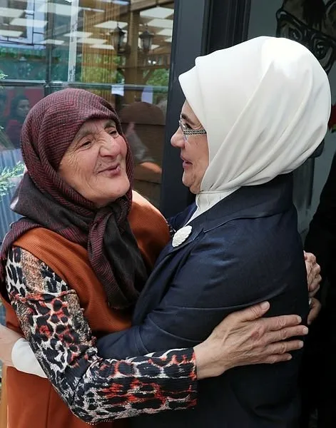 Son dakika: Kezban teyze Emine Erdoğan’la buluşmasını anlattı: Çevreye, hayvanlara karşı çok duyarlı - 3