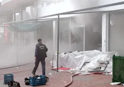 Duman merdivenleri sardı! Mersin’de 80 kişi balkonlardan tahliye