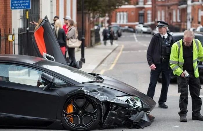 Londra’da Lamborghini Aventador kazası