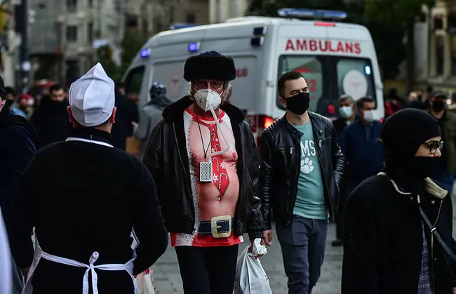 Taksim'de garip giyimli turist! Herkes onu izledi - 5