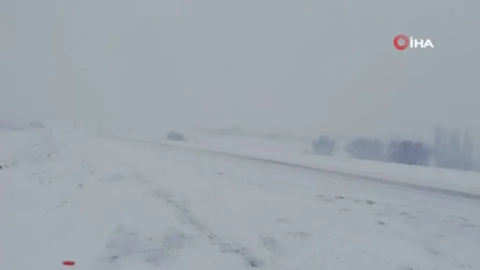 Balıkesir- Savaştepe karayolu kar yağışı nedeniyle ulaşıma kapandı