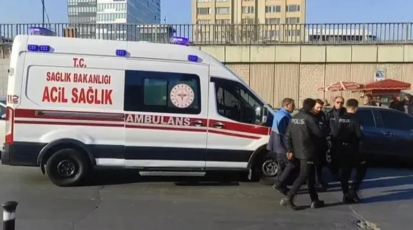 istanbullunun-ulasim-cilesi-bitmiyor-mecidiyekoyde-yuruyen-merdiven-ters-yonde-hareket-etti-3-kisi-yaralandi-1709569694760.jpeg