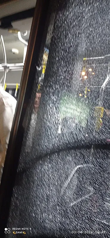Küçükçekmece'de akılalmaz olay! Seken mermi metrobüse isabet etti - 4