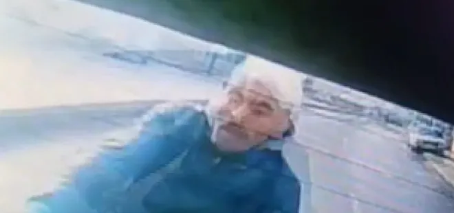 Kasksız motosiklet sürücüsü cama kafa attı