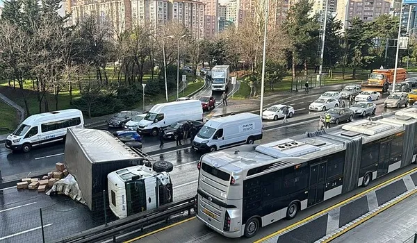 1706600381296.jpeg D-100'de kamyon devrildi! Trafik kilitlendi - 1