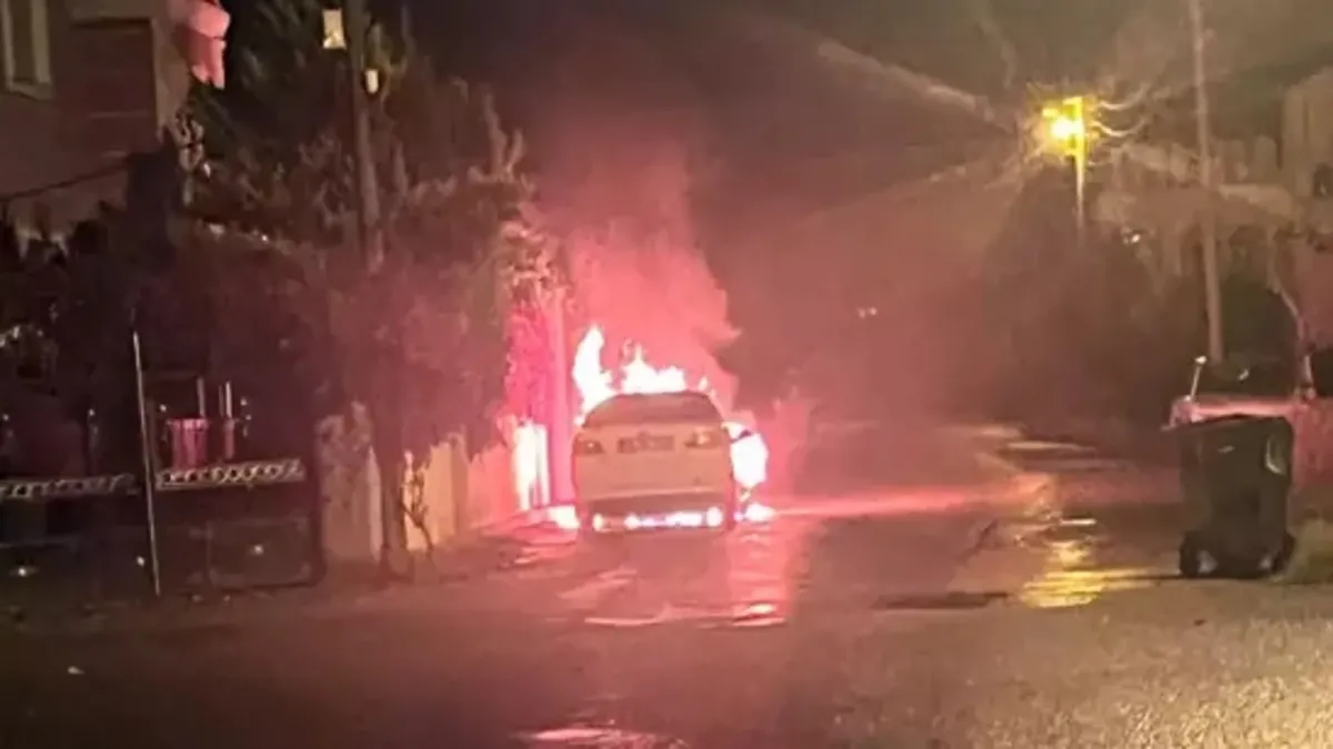 Park halindeki otomobil yandı o anlar kameraya yansıdı